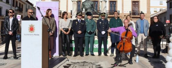 Ronda se echa a la calle por el 25-N, El Ayuntamiento y la asociación RondaFem organizaron distintas iniciativas para conmemorar el Día Internacional de la Eliminación de la Violencia contra la Mujer, 27 Nov 2023 - 15:36