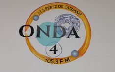 El logo de la emisora en una de las paredes exteriores del aula // CharryTV