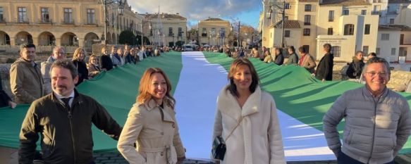 El PP despliega una bandera de Andalucía gigante en el Puente Nuevo, Conmemora el Día de la Bandera Andaluza que se celebra este 4 de diciembre, 01 Dec 2023 - 17:27