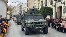 Vehículos de La Legión han recorrido la calle Virgen de la Paz.  // CharryTV