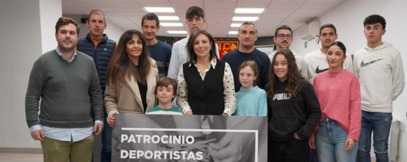 La alcaldesa, en el centro, con el edil de Turismo, a la izquierda, y los deportistas.  // CharryTV