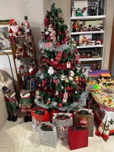 El tradicional árbol de Navidad no podía faltar en esta vivienda.  // CharryTV