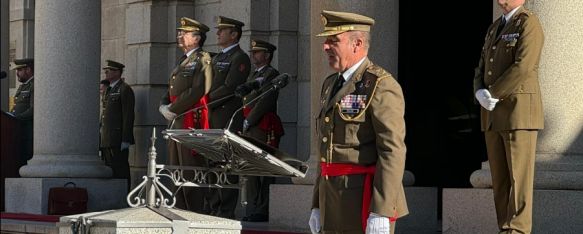 El teniente general Salom, durante su discurso en el Patio de la Academia de Infantería de Toledo. // Manolo Guerrero