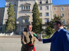 El flamante Premio Gran Capitán, atendiendo a CharryTV a la finalización del acto. // Manolo Guerrero