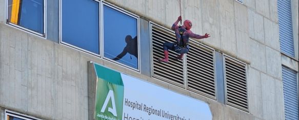 Spiderman felicita la Navidad a los pacientes del Hospital Materno Infantil de Málaga, Un Policía Nacional se ha descolgado desde la séptima planta del centro hospitalario disfrazado del Hombre Araña para sorprender a los más pequeños. , 19 Dec 2023 - 08:39