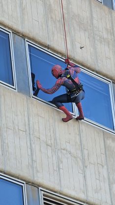 Spiderman ha saludado a los pacientes ingresados en la cuarta planta.  // CharryTV