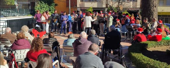 Estudiantes de Ronda organizan un concierto de Navidad en la Residencia Parra Grossi, Alumnos de los institutos Pérez de Guzmán y Dr. Rodríguez Delgado han interpretado varios villancicos y han cantado con los mayores en el patio. , 19 Dec 2023 - 16:23