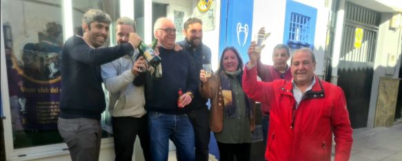 Rondeños celebran con champán en la puerta de la sede de la Peña Madridista que les ha tocado un tercer premio. // Vanessa Melgar. 