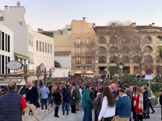 Cientos de personas se reunieron en la tarde del domingo en los locales de copas ubicados junto al Paseo de Blas Infantes.  // Nacho Garrido