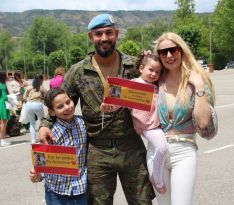 El cabo Verdesoto se rencuentra con su familia en el cuartel de Ronda después de pasar seis meses en el sur de Líbano.  // Manolo Guerrero