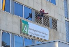 Eduardo, vestido de Spiderman, saludando a los niños ingresados en el hospital malagueño // CharryTV