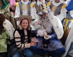 Sandra y su hija Rocío, de tres meses, con el Rey Melchor.  // CharryTV