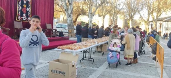 Los vecinos del barrio pudieron disfrutar el pasado año de la tradicional merienda en la plaza Ruedo Alameda. // Laura Caballero