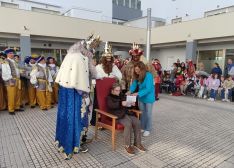 Sus Majestades junto a Antonia Córdoba mientras leía su carta // Laura Caballero