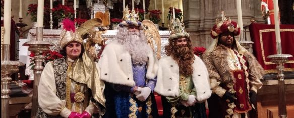 Melchor, Gaspar y Baltasar recorren las parroquias rondeñas, Sus Majestades, junto a la Cartera Real, finalizan la ruta de visitas, pasando por las sedes canónicas de las Hermandades de la ciudad, 04 Jan 2024 - 17:45