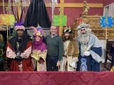 Los Reyes Magos y la Cartera Real, encarnados por José María Soto, Juan Carlos Díaz, Francisco Javier Moreno y Ana Lidia Peña, también pasaron por la Casa Hermandad // Real Hermandad del Santo Entierro