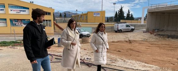 La alcaldesa de Ronda junto a la edil de Obras en la zona de actuación // Ayuntamiento de Ronda