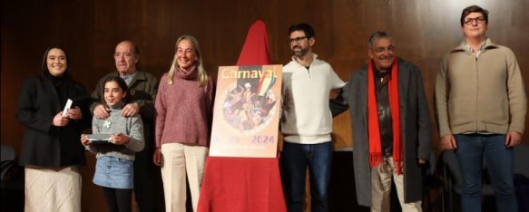 Reinas, pregonero y autor del cartel junto a representantes del Ayuntamiento de Ronda y de la Asociación Cultural Carnavalesca en el Convento de Santo Domingo.  // CharryTV