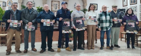 El colectivo ha presentado el cartel oficial en la sede de la peña junto a la concejala Concha Muñoz en representación del Ayuntamiento de Ronda.  // CharryTV