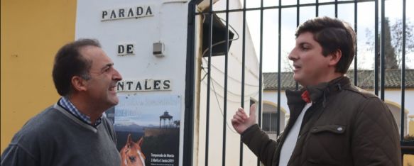 Juan Carlos González, delegado de Montes y Jorge Fernández, delegado de Contratación en la entrada de estas instalaciones municipales.  // CharryTV