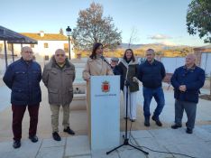 La alcaldesa, acompañada de varios concejales y vecinos de la barriada, inauguró en la tarde de ayer el nuevo espacio.  // CharryTV