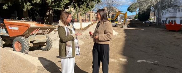 La alcaldesa de Ronda, María de la Paz Fernández, y la delegada de Obras, Concha Muñoz, han visitado el entorno para conocer cómo avanzan los trabajos. // CharryTV