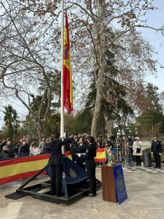 Izado de la bandera estatal.  // CharryTV