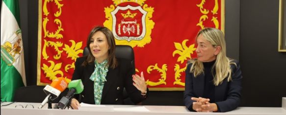 La alcaldesa de Ronda, María de la Paz Fernández, junto a la edil de Educación, Alicia López // Ayuntamiento de Ronda