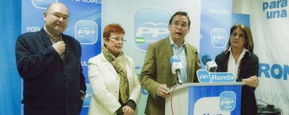 Antonio Garrido Moraga (izquierda), durante la rueda de prensa que ofrecieron ayer varios candidatos del Partido Popular al Parlamento de Andalucía. // Pedro Chito