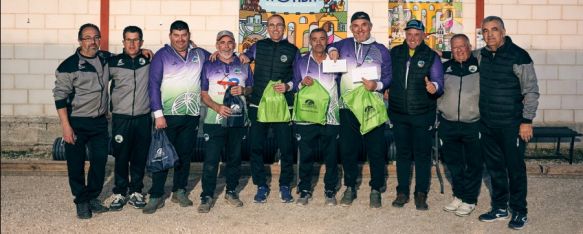 Participantes del torneo junto a las pistas de petanca de la Ciudad Deportiva.  // CharryTV