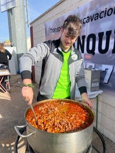 Víctor, uno de los socios más jóvenes del club, ayudó al cocinero a preparar los callos.  // CharryTV