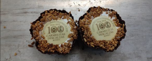 Confitería Daver crea unos dulces conmemorativos del centenario de las Carmelitas Descalzas, El chocolatero David Verdú, en colaboración con el sacerdote rondeño Salvador Aguilera, ha elaborado unas galletas con el escudo de la efeméride , 19 Jan 2024 - 15:33