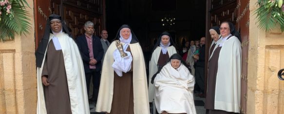 Las religiosas, con la mano de Santa Teresa, en la puerta de la iglesia de la Merced // Nacho Garrido