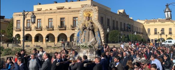La Virgen de la Paz en su paso por el Puente Nuevo // Nacho Garrido