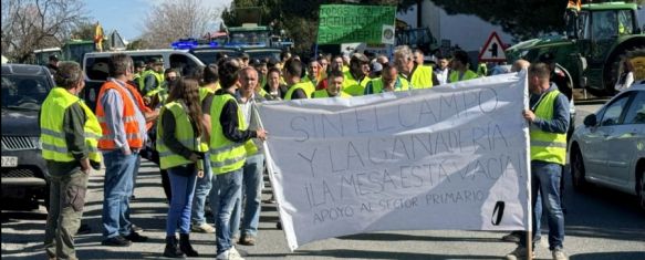 Agricultores y ganaderos provocan cortes de tráfico en la entrada a Ronda, Alrededor de 200 personas, entre ellos más de medio centenar de tractoristas, han participado en la primera jornada de movilizaciones en defensa del campo, 06 Feb 2024 - 16:37