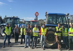 Un grupo de tractoristas, en la gasolinera de Los Pinos // Manolo Guerrero