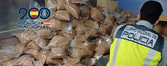 La Policía Nacional interviene en Ronda más de 540 kilogramos de picadura de tabaco ilegal , Dos personas han sido detenidas y se han intervenido maquinaria y herramientas para envasar al vacío en una nave del polígono industrial, 08 Feb 2024 - 15:31