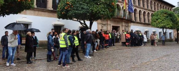 Ronda recuerda a los Guardias Civiles asesinados en Barbate, Este lunes se ha guardado un minuto de silencio frente al consistorio rondeño , 13 Feb 2024 - 08:42