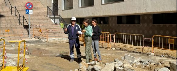 La alcaldesa y la delega de Obras en una de las actuaciones // Manolo Guerrero