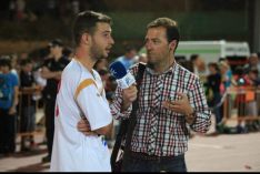 Archivo/ Mamely tomando declaraciones a pie de campo en un partido de fútbol.  // CharryTV