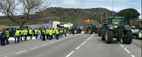 Los tractores continúan cortando carreteras como acto de reivindicación // CharryTV
