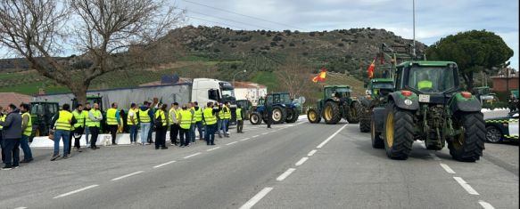 Los tractores continúan cortando carreteras como acto de reivindicación // CharryTV Los tractores continúan cortando carreteras como acto de reivindicación // CharryTV
