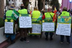 Los protestas de los empresarios agrícolas también se colaron en la cabalgata.  // CharryTV