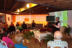 El Centro de Mayores de El Burgo es muy activo y está integrado por más de 200 ciudadanos de la localidad. // CharryTV