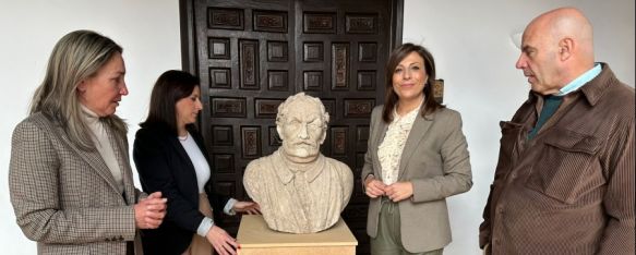 Las delegadas de Educación y Cultura, la alcaldesa y el cronista oficial junto al busto de Vicente Espinel en el Museo de Ronda.  // CharryTV