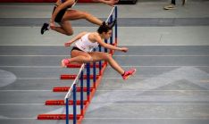La joven atleta en la prueba de 60 metros valla en Antequera.  // Club Atletismo Ronda