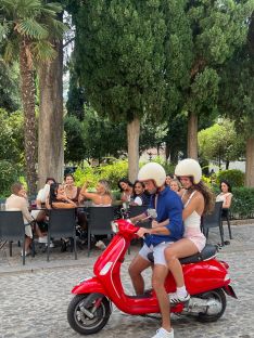 El protagonista de esta temporada, Joey Graziadei, realizó un paseo en moto con una de las candidatas.  // CharryTV