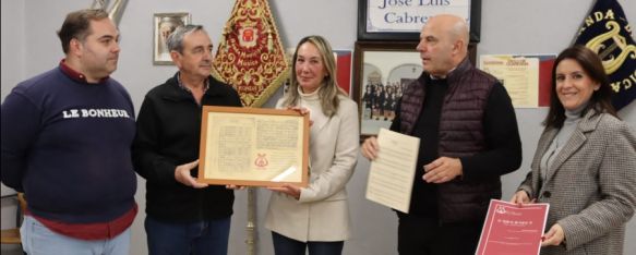 Representantes del Ayuntamiento de Ronda han recibido este las partituras que se van a depositar en el Archivo Municipal.  // CharryTV