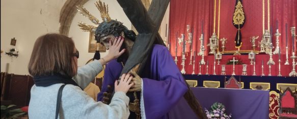 La Hermandad de Padre Jesús acerca a sus Sagrados Titulares a las personas invidentes, Durante la jornada de hoy, la parroquia ha abierto sus puertas y las fieles con discapacidad visual han podido sentir las imágenes a través de sus manos, 26 Feb 2024 - 19:02