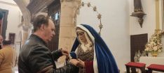 Las personas invidentes también han podido conocer a la Virgen de los Dolores // Laura Caballero